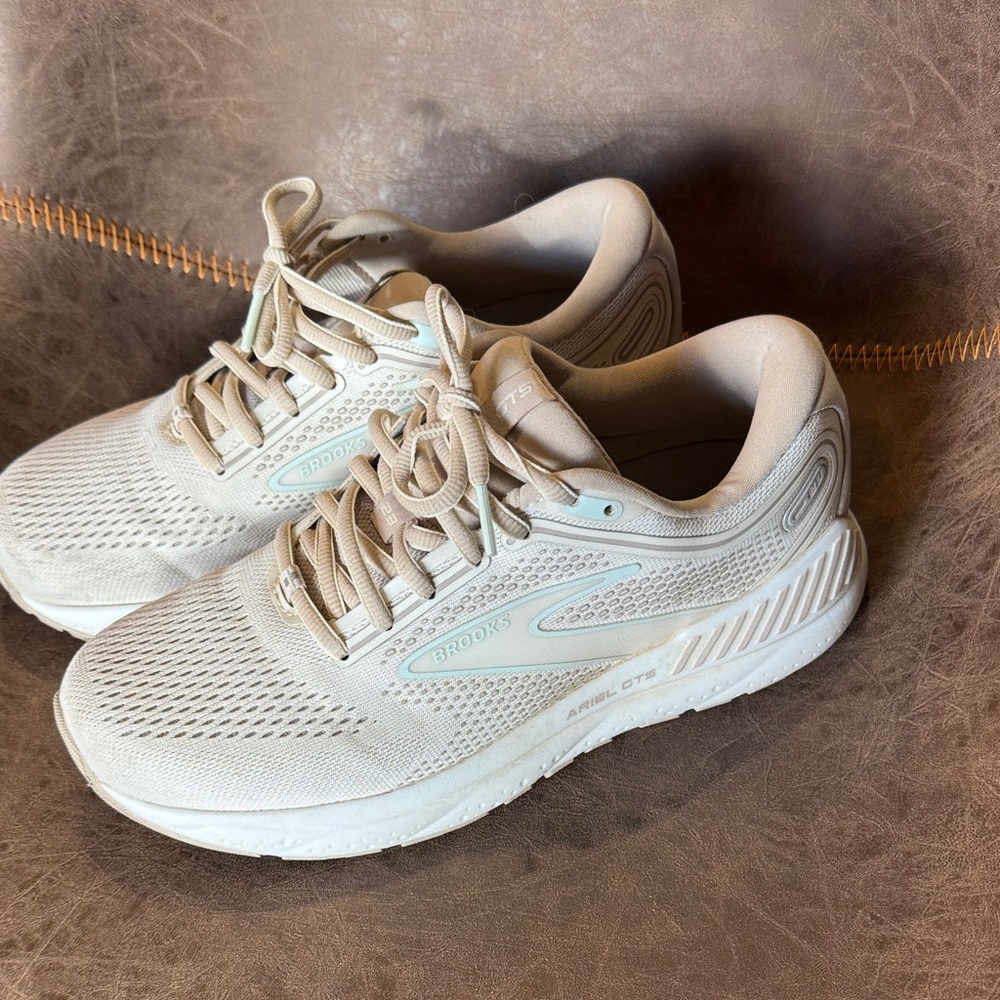 Brooks Ariel GTS Cream and White Athletic Shoes WOMEN’s 7.5